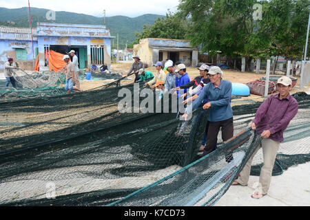 Ninh Thuan, Vietnam - jan 27, 2016. De nombreux pêcheurs travaillant avec des filets de pêche dans le village de vinh hy bay, Phan Rang, Vietnam. phan rang est l'un des fa Banque D'Images