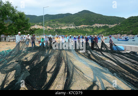 Ninh Thuan, Vietnam - jan 27, 2016. Les hommes qui travaillent avec des filets de pêche dans le village de vinh hy bay, Phan Rang, Vietnam. phan rang est l'un des fameux destin Banque D'Images