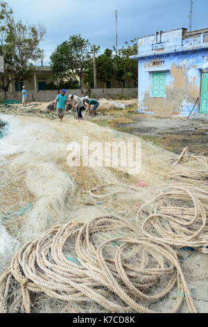 Ninh Thuan, Vietnam - jan 27, 2016. Les gens avec des filets de pêche dans le village de vinh hy bay, Phan Rang, Vietnam. phan rang est l'une des destination célèbre Banque D'Images