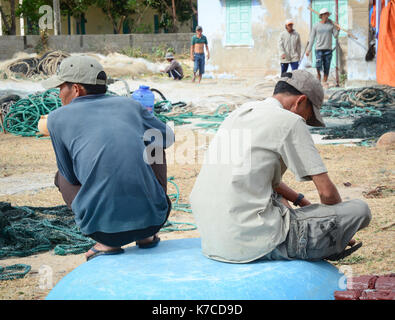 Ninh Thuan, Vietnam - jan 27, 2016. d'hommes travaillent avec des filets de pêche dans la région de vinh hy township, Phan Rang, Vietnam. phan rang est l'une des destinations célèbres dans sou Banque D'Images