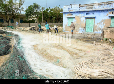 Ninh Thuan, Vietnam - jan 27, 2016. Les gens avec des filets de pêche dans la région de vinh hy bay, Phan Rang, Vietnam. phan rang est l'une des destinations célèbres dans le sud de v Banque D'Images