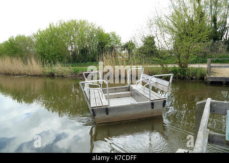 Traversier de passagers à main sur canal à la grange réserve (réserve naturelle) à l'extérieur de Clairmarais, près de st omer, pas de calais, hauts de france, france Banque D'Images