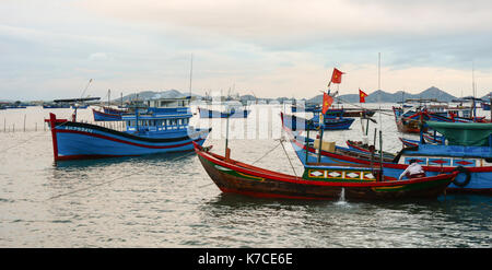 Phan Rang, Vietnam - jan 26, 2016. bateaux de pêche sur la mer à Vinh hy bay, Phan Rang, le sud du Vietnam. phan rang est l'une des destinations célèbres dans la Banque D'Images