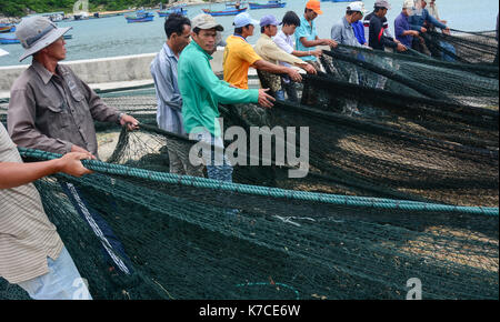 Ninh Thuan, Vietnam - jan 27, 2016. Les personnes travaillant avec des filets de pêche dans le village de vinh hy bay, Phan Rang, Vietnam. phan rang est l'un des célèbre des Banque D'Images