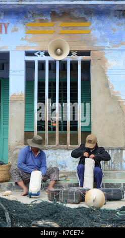 Ninh Thuan, Vietnam - jan 27, 2016. Les hommes qui travaillent avec des filets de pêche dans le village de Phan Rang, Vietnam. phan rang est l'une des destinations célèbres dans sou Banque D'Images