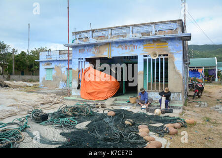 Ninh Thuan, Vietnam - jan 27, 2016. Les personnes travaillant avec des filets de pêche au village de Phan Rang Province, Vietnam. phan rang est l'un des fameux destina Banque D'Images