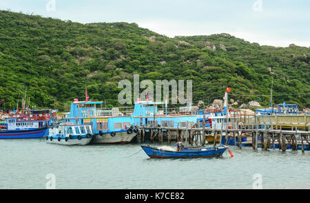 Ninh Thuan, Vietnam - jan 27, 2016. d' bateaux en bois au quai principal de vinh hy bay, Phan Rang, le sud du Vietnam. phan rang est l'un des fameux dest Banque D'Images