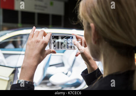 Francfort, Allemagne. 14 septembre 2017. Salon international de l'automobile 2017 (IAA, internationale Automobil-Ausstellung): Le visiteur prend en photo Skoda Vision E, voiture concept électrique autonome, coupé suv. Crédit: Christian Lademann Banque D'Images