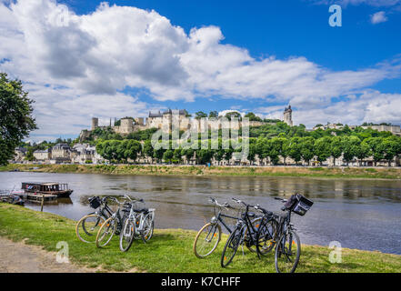 La France, l'Center-Val de Loire, Touraine, Chinon, randonnée à vélo sur les rives de la Vienne dans le cadre du Château de Chinon, sur un éperon rocheux d'une Banque D'Images