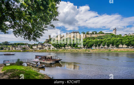 La France, l'Center-Val de Loire, Touraine, Chinon, vue sur la ville de Chinon et le Château de Chinon à travers la rivière Vienne Banque D'Images