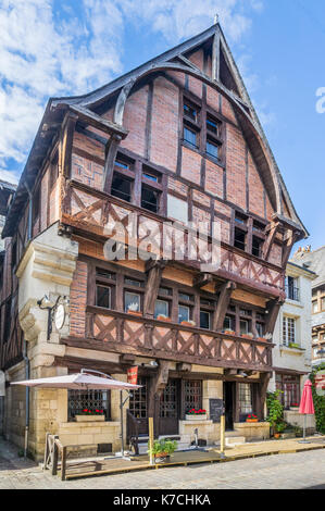 La France, l'Center-Val de Loire, Touraine, Chinon, maison à colombages Médiéval La Maison Rouge à la rue Voltaire Banque D'Images