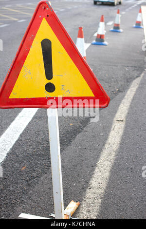 Attention signe. trafic routier limité. triangle avec bordure rouge à la rue de dérivation. Banque D'Images