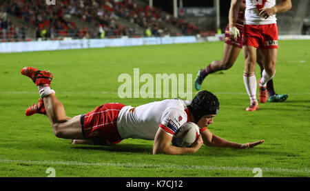 St Helens jonny lomax va au-dessus de sa 2ème essayer contre huddersfield giants, au cours de la super betfred8 match à la totalement méchants, stade St Helens. Banque D'Images