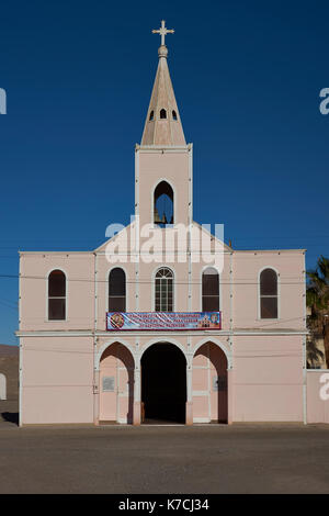 L'église historique (église santisimo rendentor) sur la commune de huara dans la région de Tarapacá au nord du Chili. Banque D'Images