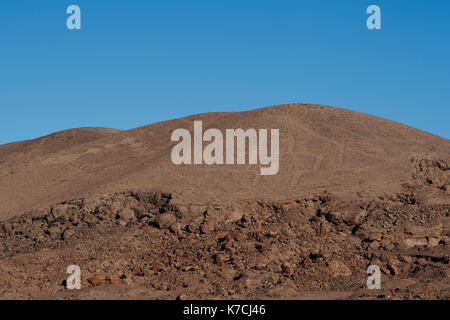 Pétroglyphes, forme ancienne de l'art rupestre, sur une colline aride dans le désert d'Atacama au nord du Chili, près de la ville de huara. Banque D'Images