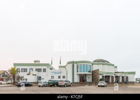 Swakopmund, Namibie - 30 juin 2017 : une scène de rue avec le National Marine Aquarium et les véhicules à Swakopmund dans le désert du namib en Namibie Banque D'Images