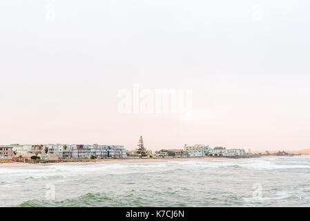 Swakopmund, Namibie - 30 juin 2017 : une vue de Swakopmund dans le désert du Namib sur la côte atlantique de la Namibie comme vu de la jetée historique Banque D'Images