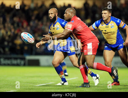 Salford red devils' robert lui passe le ballon au cours de la super betfred8 match à headingley carnegie, Leeds. Banque D'Images