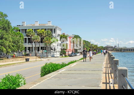 Seawall et promenade sur l'East Battery Street en face de demeures d'avant donnant sur le port de Charleston à Charleston, Caroline du Sud Banque D'Images