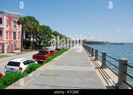 Seawall et promenade sur l'East Battery Street en face de demeures d'avant donnant sur le port de Charleston à Charleston, Caroline du Sud Banque D'Images