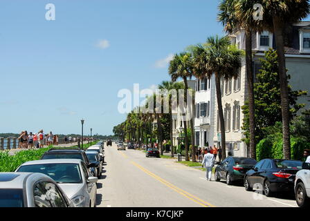 Seawall et promenade sur l'East Battery Street en face de demeures d'avant donnant sur le port de Charleston à Charleston, Caroline du Sud Banque D'Images