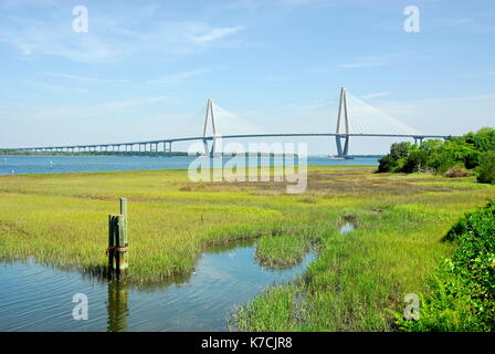 Le pont Arthur Ravenel Jr. est un pont à haubans au cours de la Cooper River en Caroline du Sud, USA, reliant le centre-ville de Charleston à Mount Pleasant. Banque D'Images