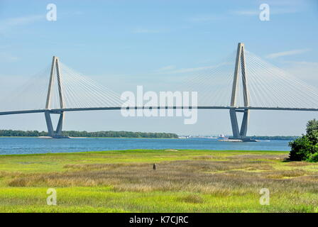 Le pont Arthur Ravenel Jr. est un pont à haubans au cours de la Cooper River en Caroline du Sud, USA, reliant le centre-ville de Charleston à Mount Pleasant. Banque D'Images