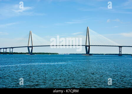 Le pont Arthur Ravenel Jr. est un pont à haubans au cours de la Cooper River en Caroline du Sud, USA, reliant le centre-ville de Charleston à Mount Pleasant. Banque D'Images