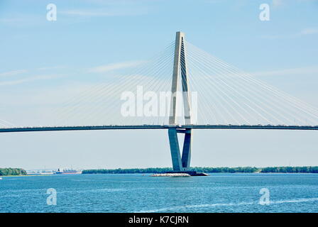 Le pont Arthur Ravenel Jr. est un pont à haubans au cours de la Cooper River en Caroline du Sud, USA, reliant le centre-ville de Charleston à Mount Pleasant. Banque D'Images