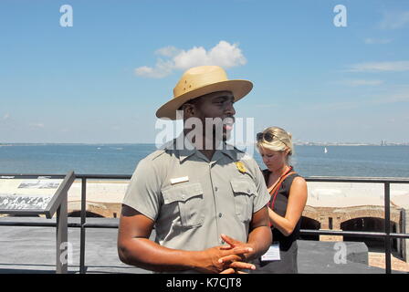 Park Ranger servant de guide à Fort Sumter, une mer fort à Charleston, Caroline du Sud, marquée par deux batailles de la guerre civile américaine. Banque D'Images