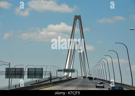 Le pont Arthur Ravenel Jr. est un pont à haubans au cours de la Cooper River en Caroline du Sud, USA, reliant le centre-ville de Charleston à Mount Pleasant. Banque D'Images