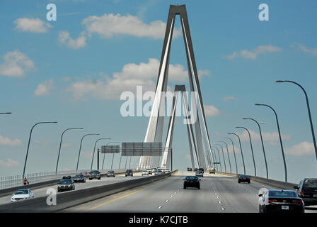 Le pont Arthur Ravenel Jr. est un pont à haubans au cours de la Cooper River en Caroline du Sud, USA, reliant le centre-ville de Charleston à Mount Pleasant. Banque D'Images