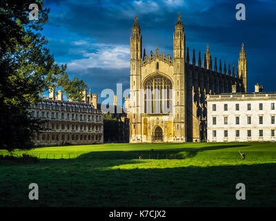 La chapelle de Kings College de l'université de Cambridge se illumine au coucher du soleil. La chapelle, construite entre 1446 et 1515, fait partie de l'université Kings College de Cambridge Banque D'Images