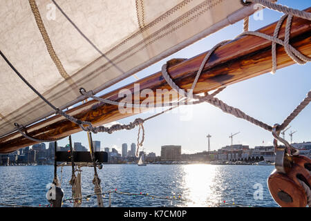 À Seattle sur le lac union dans un yacht, voilier. sail frames une vue sur l'horizon et le bord de l'eau, y compris l'aiguille de l'espace. Banque D'Images