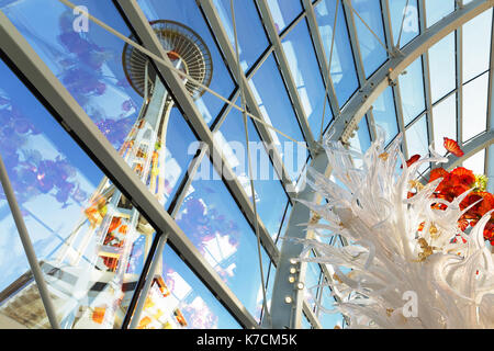 SEATTLE-DEC 1, 2014 : Vue de la Space Needle à la recherche jusqu'à l'intérieur du jardin et musée de verre Chihuly conservatory à côté. Point de vue unique de Banque D'Images