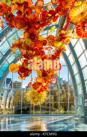 SEATTLE-DEC 1, 2014 : Chihuly jardin et musée du verre situé sur l'une des plus grandes sculptures de Dale Chihuly suspendu au plafond de la serre. Banque D'Images