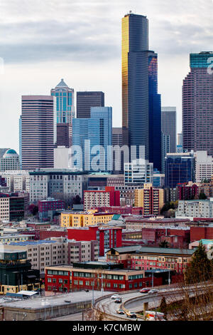 Le centre-ville de Seattle. Bâtiments colorés, des gratte-ciel et une section de l'autoroute à l'avant-plan. Cliché pris à la fin de l'après-midi la lumière d'or. Banque D'Images