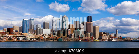 Vue panoramique du centre-ville de Seattle skyline et le bord de l'eau vu du Banque D'Images