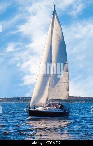 La voile sur une journée ensoleillée dans le nord-ouest du Pacifique Banque D'Images