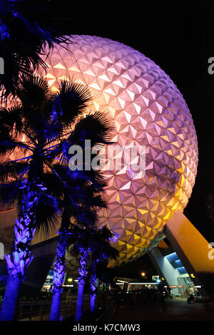 Vaisseau spatial terre ride, dans une forme de balle de golf, éclairé la nuit par des feux bleus à Disneyworld Banque D'Images