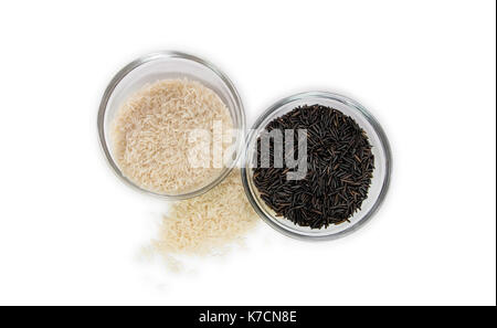 Le basmati et le riz sauvage en coupes en verre clair d'en haut Banque D'Images