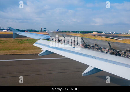 Avion est l'atterrissage sur la piste à l'aéroport sur le long d'atterrissage. les volets sont libérés sur l'aile d'avion de plus efficacement. Banque D'Images