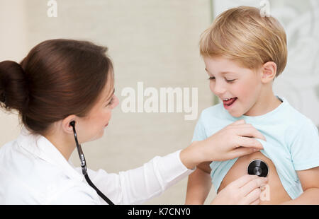 Cute little boy avec plaisir la visite pédiatre, service checkup d'un bébé la santé, rendez-vous avec le médecin de famille, le mode de vie sain Banque D'Images