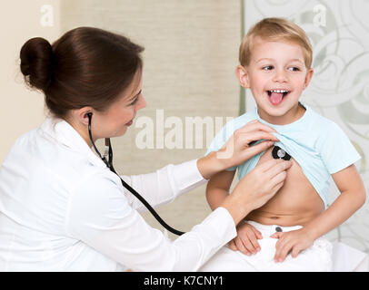 Mon petit enfant médecin de passage, belle jeune spécialiste examine la santé d'un petit patient, le traitement dans la bonne clinique, professionnels de la petite enfance en santé Banque D'Images