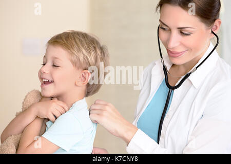 Mon petit enfant médecin de passage, belle jeune spécialiste examine la santé d'un petit patient, le traitement dans la bonne clinique, professionnels de la petite enfance en santé Banque D'Images