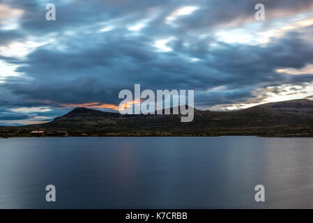 Un quartier lac norvégien au coucher du soleil dans le Parc National de Rondane en Norvège - 1 Banque D'Images