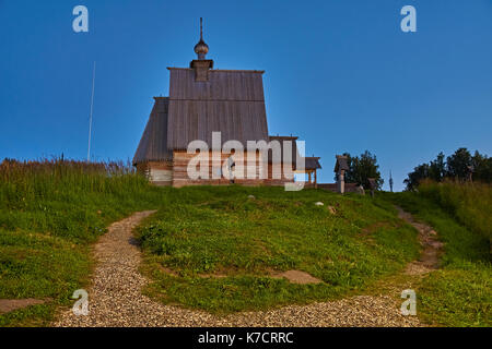 Une église orthodoxe en bois se dresse sur une colline. l'église est éclairé par les rayons du soleil, qui va au-delà de l'horizon. plyos, l'anneau d'or Banque D'Images