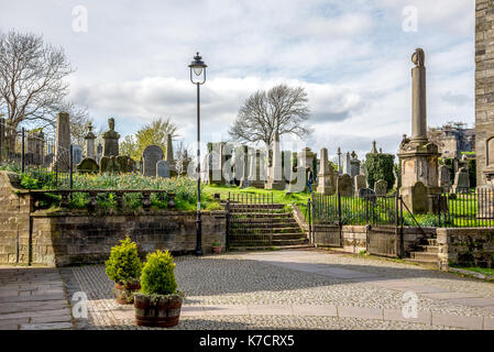 Un cimetière près de l'église de holy rude de striling, ville Ecosse Banque D'Images