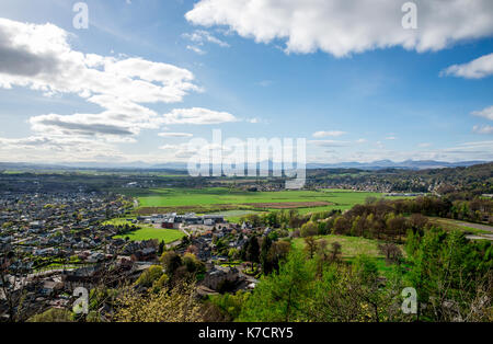 Une vue panoramique de la ville de Stirling banlieue et campagne depuis le Monument William Wallace en Ecosse Banque D'Images
