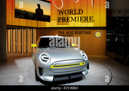 Le constructeur automobile britannique mini présente la mini concept-car électrique en première mondiale au 67. aai. le 67. internationale automobil-ausstellung (AAI) a ouvert ses portes à Francfort pour les visiteurs professionnels. c'est avec plus de 1 000 exposants l'un des plus grands salons automobiles au monde. Le salon est ouvert au grand public le 16 septembre. (Photo de Michael debets/pacific press) Banque D'Images